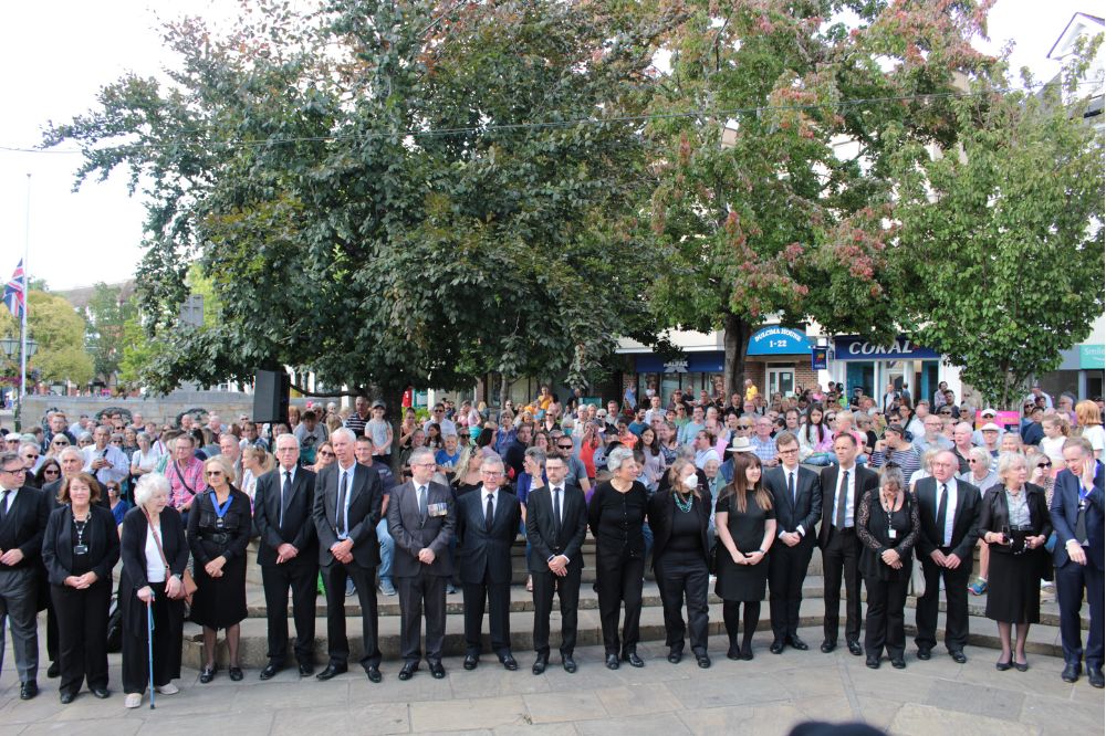 •	Officials and crowds gather to hear The proclamation 