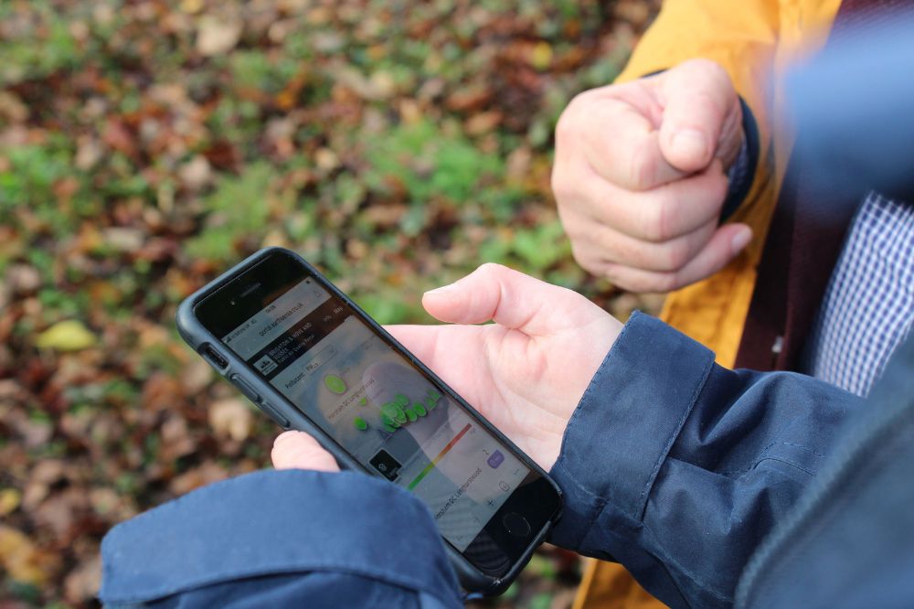 Monitoring air quality with a phone