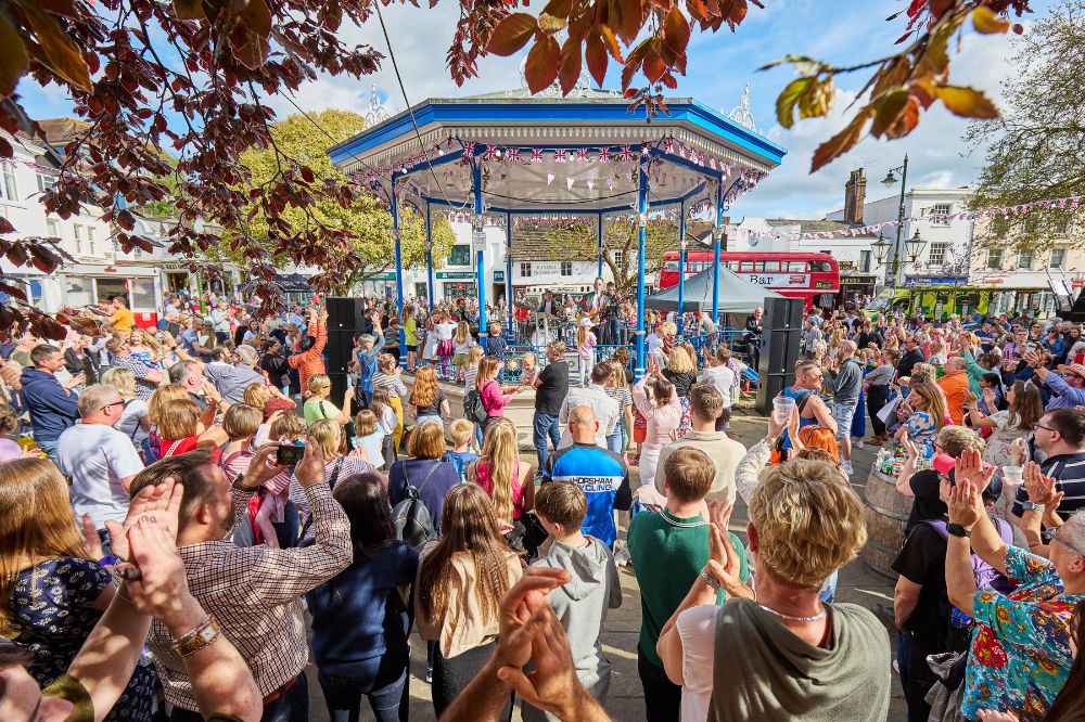 The Carfax bandstand busy with crowds on a sunny day