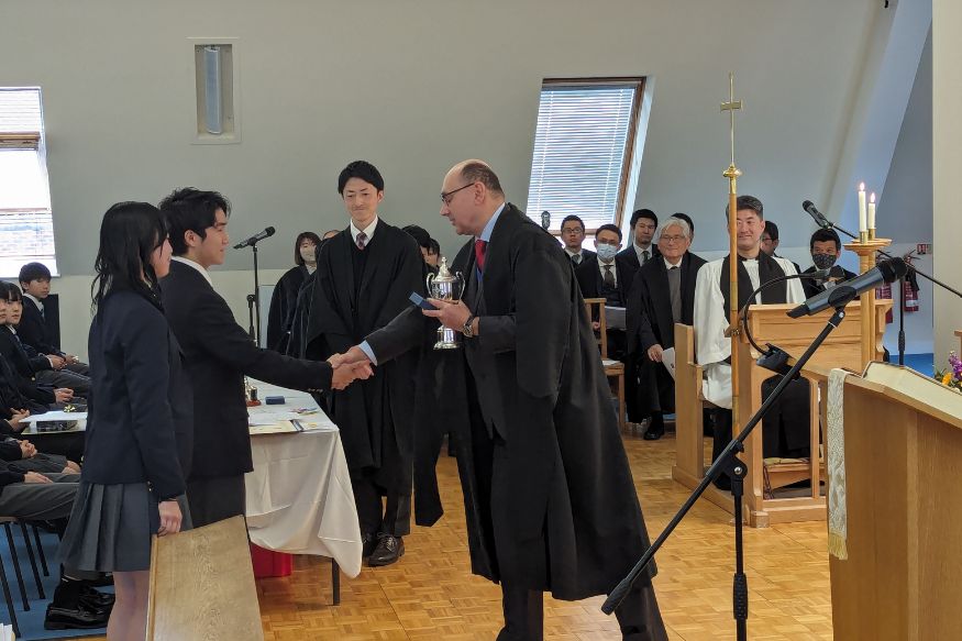 Vice Chairman presents award at Rikkyo School 