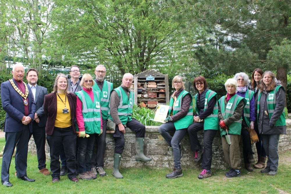 •	Officers and Members of HDC with Friends of Horsham Park volunteers celebrate their Bees' Needs Award