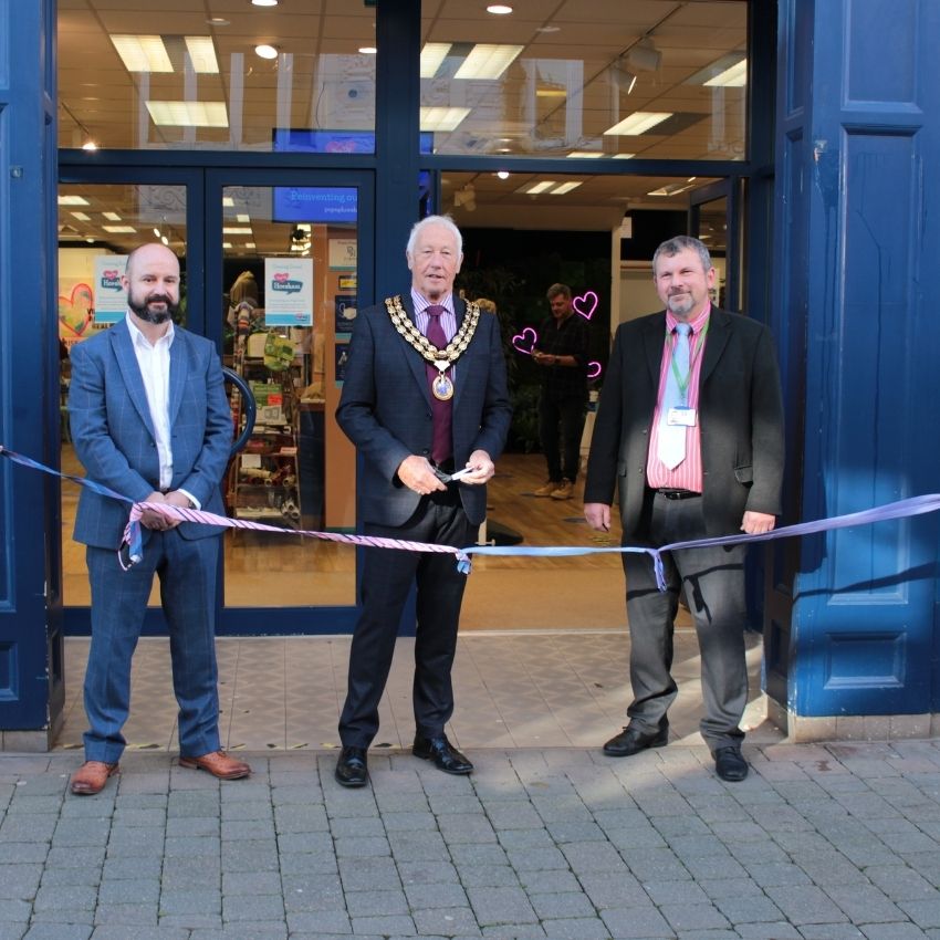 Cllr David Skipp cutting the ribbon