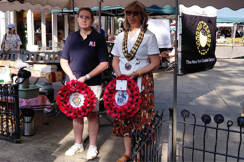 Council Chairman leads VJ Day commemoration at Horsham's War Memorial 